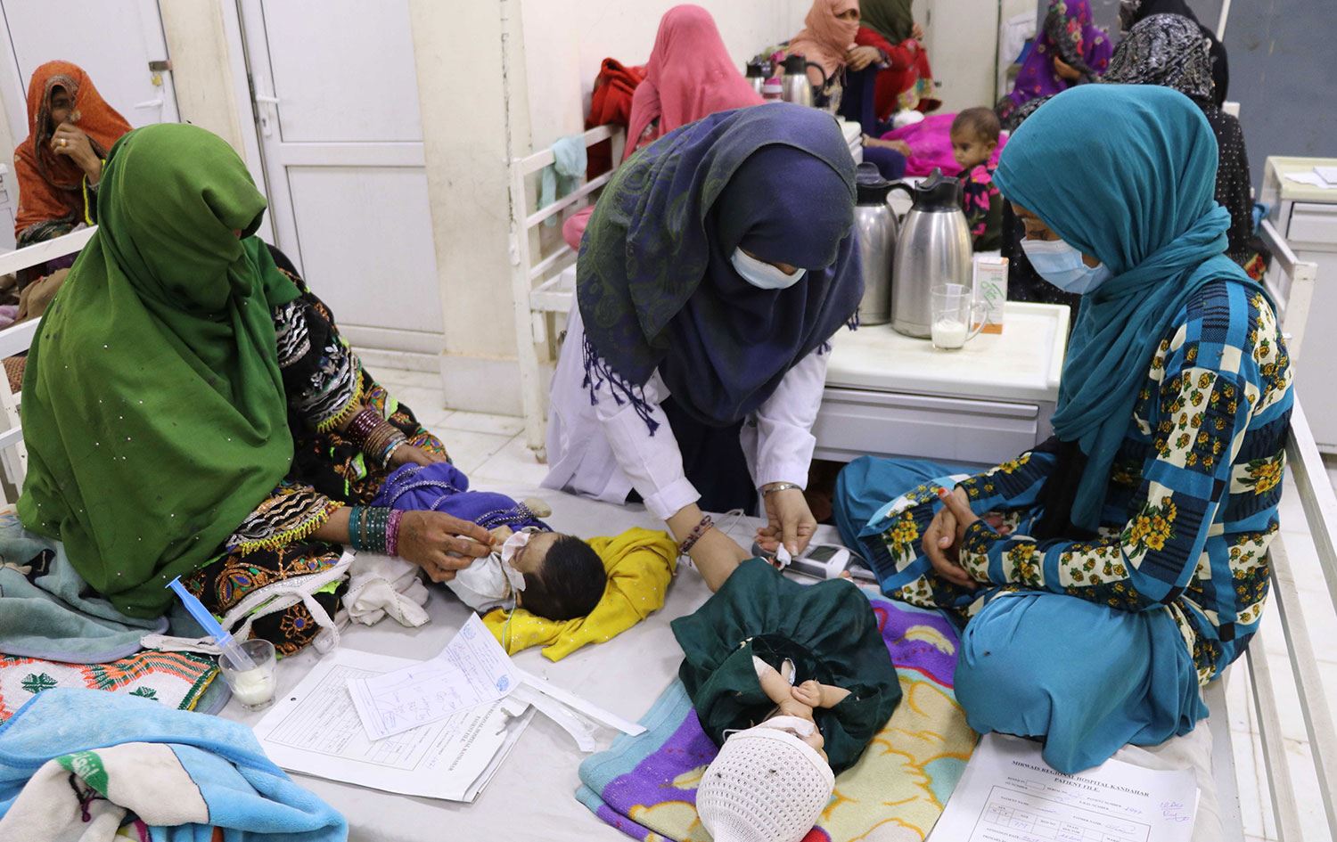 Açlık tehlikeli boyutlarda: Bazı aileler çocuklarını satmak zorunda kalıyor