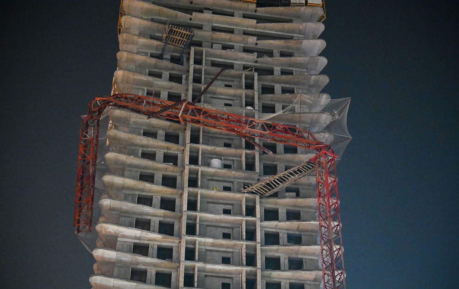 İzmir'de inşaat vinci devrildi: 5 ölü!