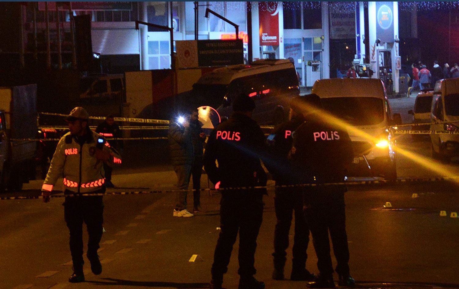 HAT NÛKIRIN – Enqere: Kurekî, bav û mamê xwe û kesekî din bi çek kuştin