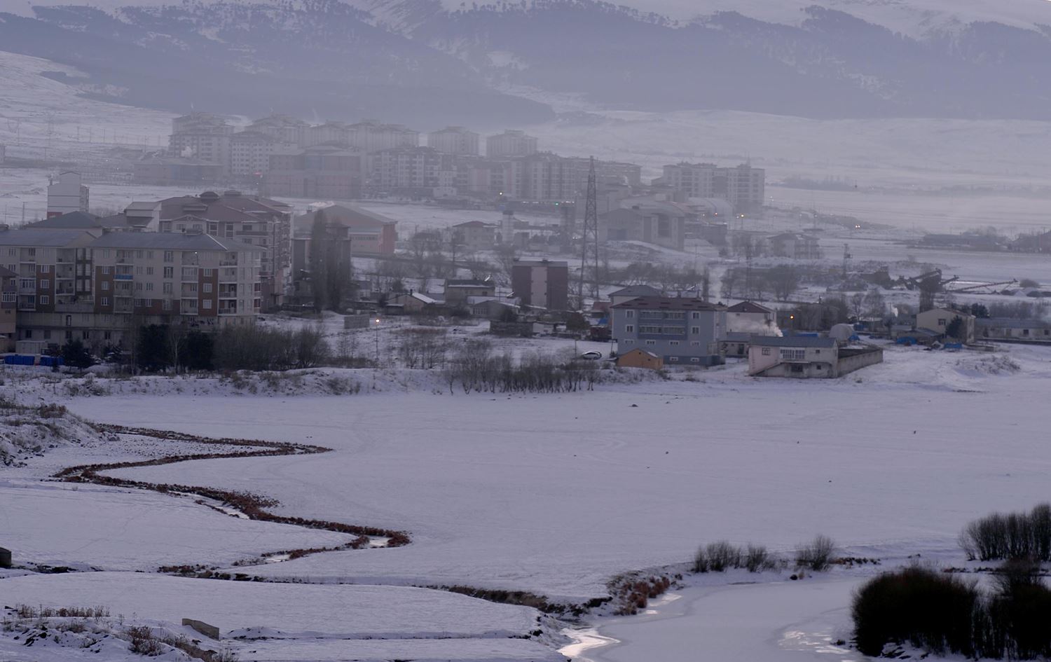 Li Erzeromê sir û seqem her ku diçe zêdetir dibe