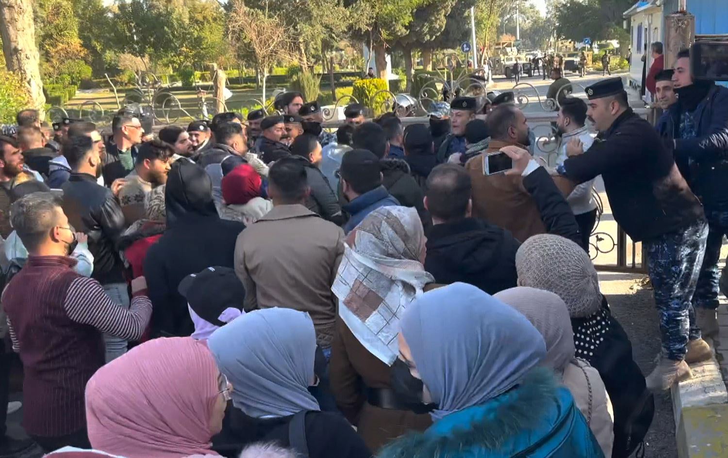 خۆپێشاندانی راهێندراوانی کۆمپانیای نەوتی باکوور؛ 'بە ئاو، دار و ئاسن لێیانداین'