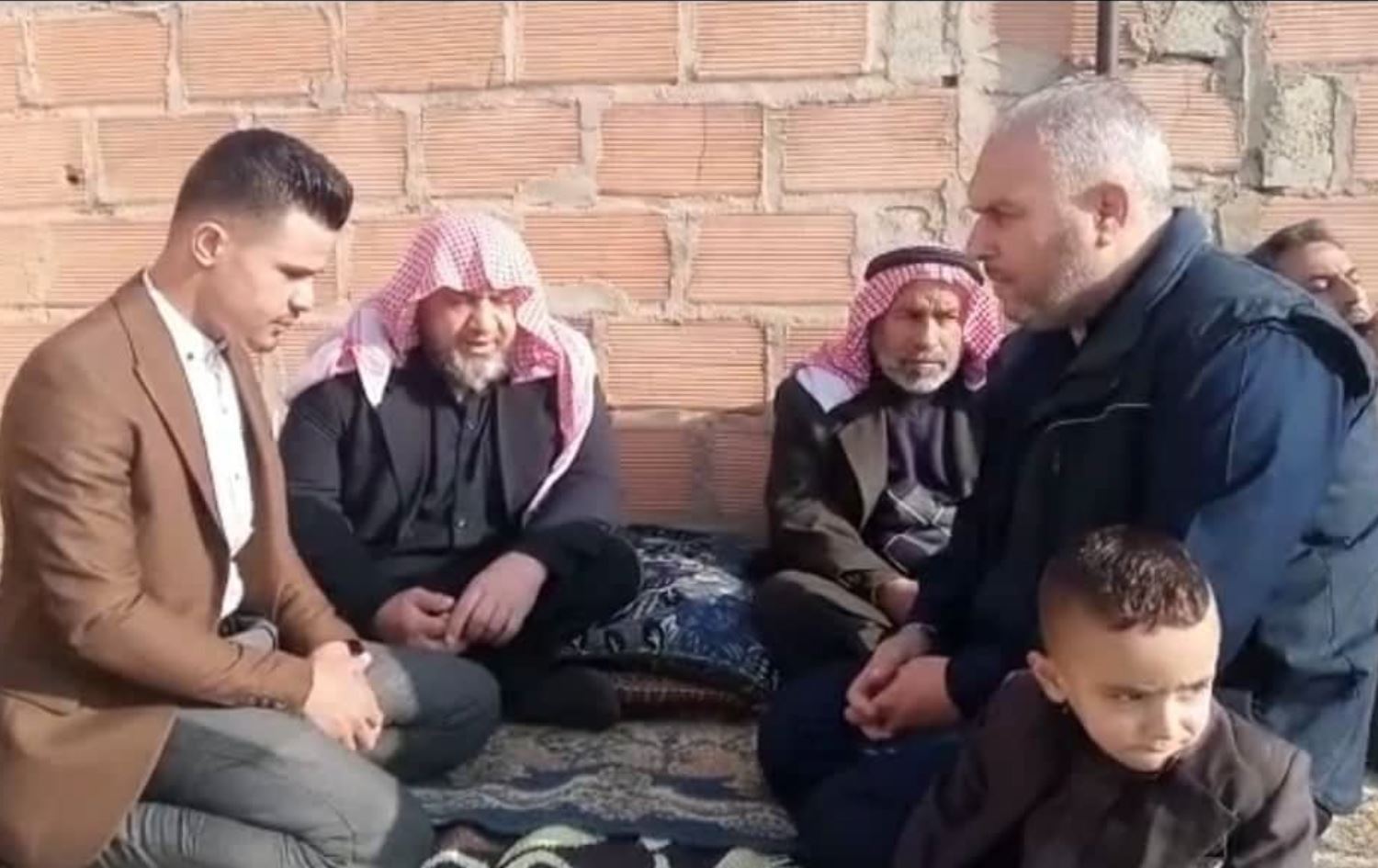 Li Hesekê kesekê 2 keçên xwe bi qelenê nîv dolarî zewicandin