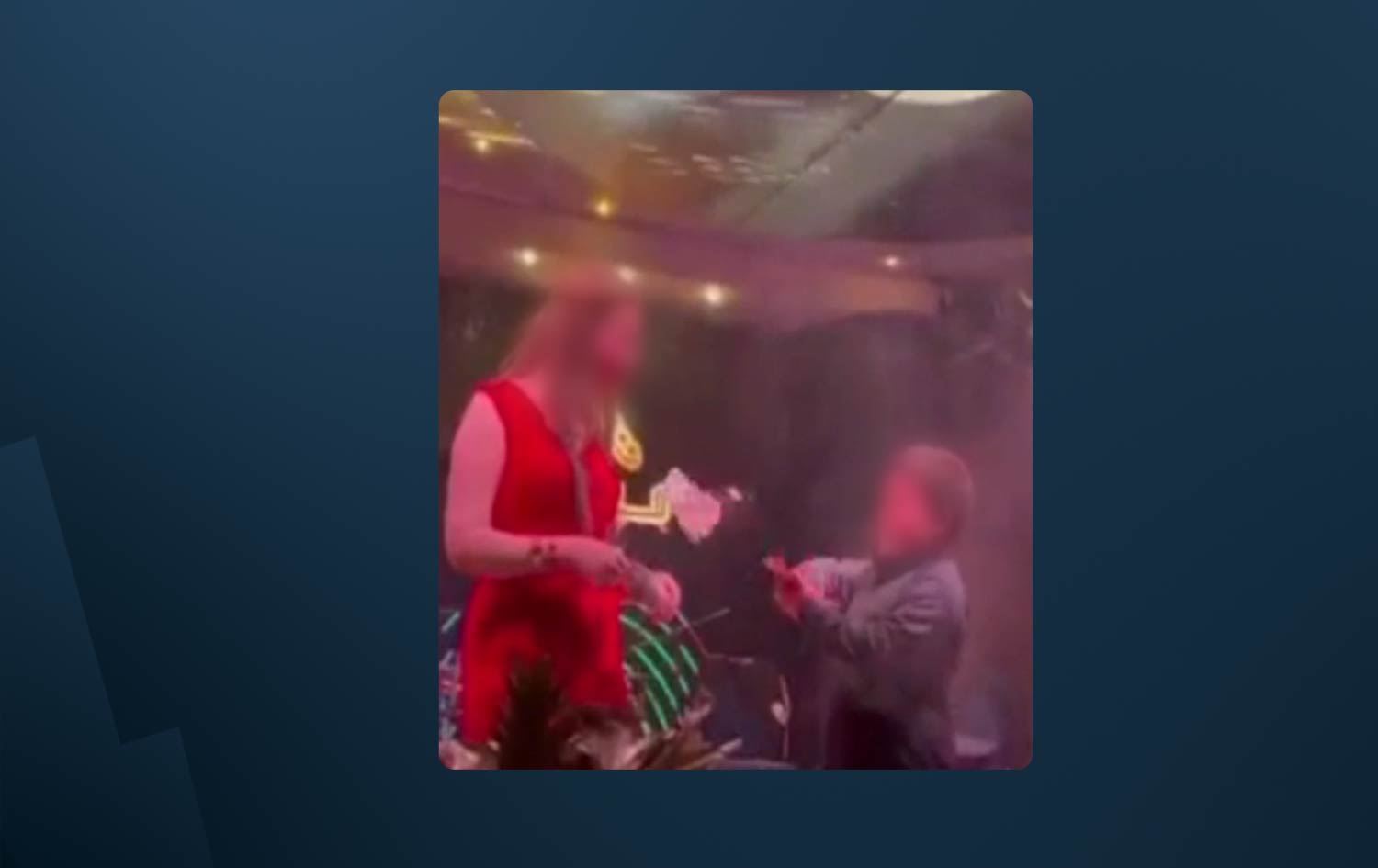 VIDEO - Li Hewlêrê zarokekî biçûk ji bo danserekê pere dike şabaş, klûb hat girtin