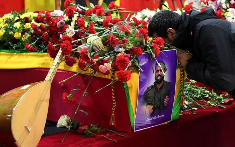 Paris'te katledilenler uğurlandı | Rudaw.net