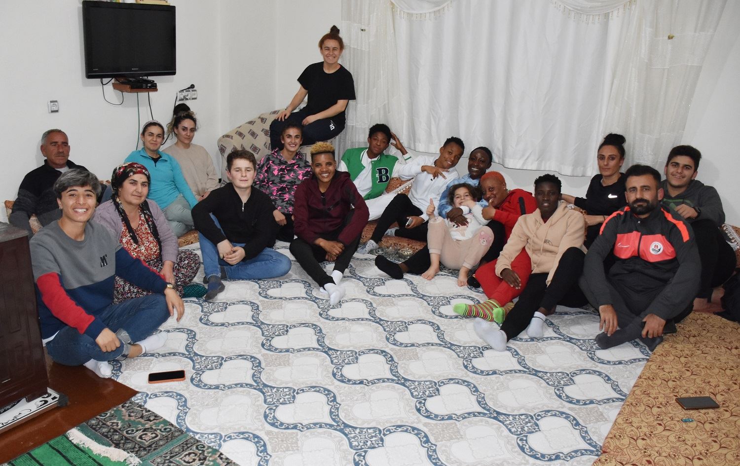 Futbolîstên jin ên Afrîkayî li Colemêrgê fêrî stran û govendên Kurdî dibin