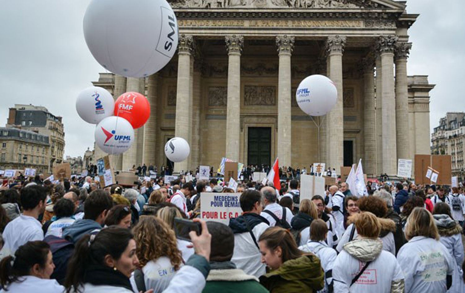 Pratisyen hekimler, Paris'te gösteri düzenledi