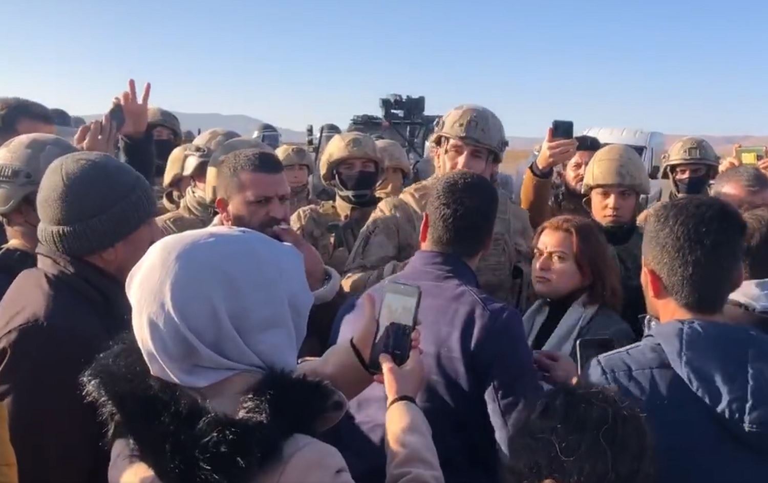 Leşkeran rê nedan girseya gel tevli merasima cenazeyê Mîr Perwer bibin