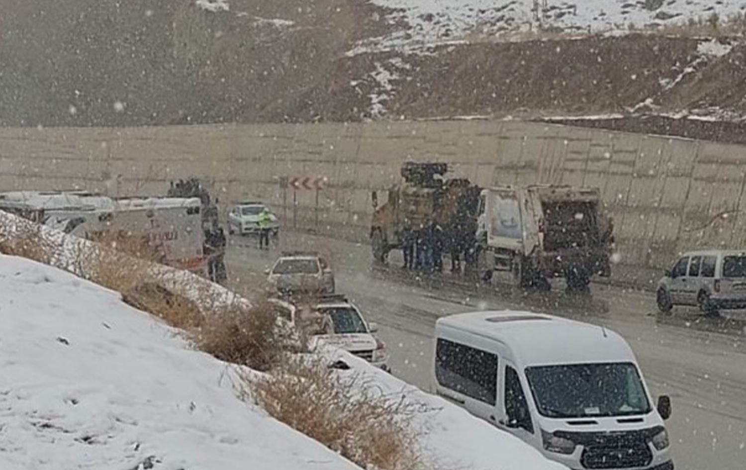 Li Wanê polîsan minîbûsa koçberan gulebaran kirin: 1 mirî, 1 birîndar