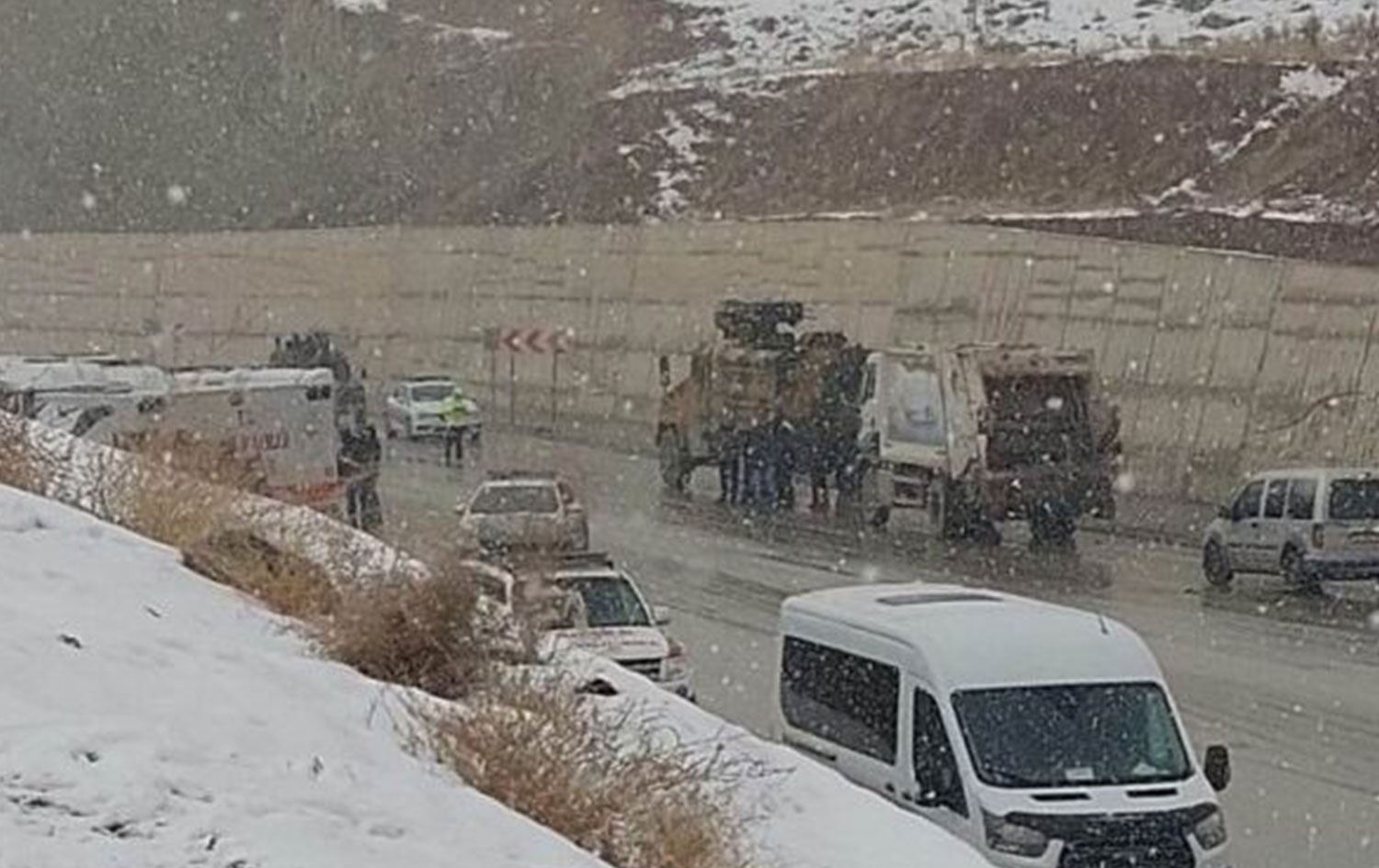 لە وان مینی پاسێكی کۆچبەران درایە بەر دەستڕێژی گولـلە؛ کۆچبەرێک کوژرا