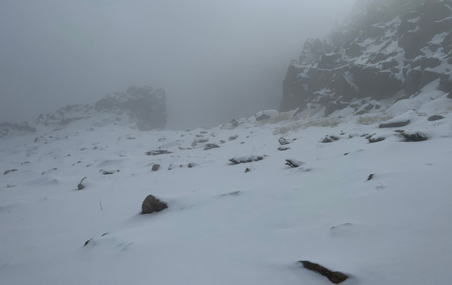 وەزارەتی گواستنەوە و گەیاندن: لە زۆربەی ناوچە شاخاوییەکان بەفر دەبارێت