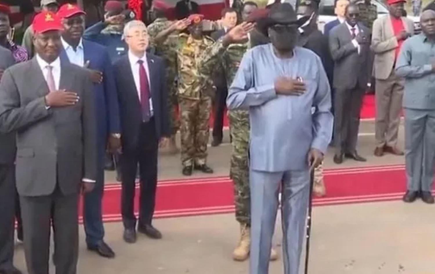 شەش رۆژنامەڤان بە تۆمەتی بڵاوکردنەوەی ڤیدیۆی میزبەخۆداکردنی سەرۆکی وڵاتێک دەستگیر دەکرێن