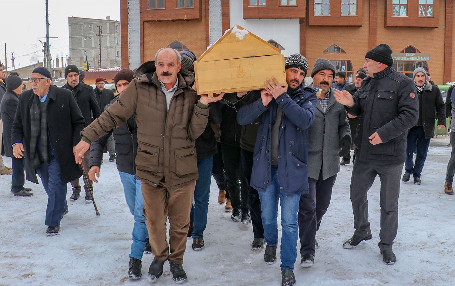 Urmiye'de yaşamını yitiren 3 kişi Van'da toprağa verildi