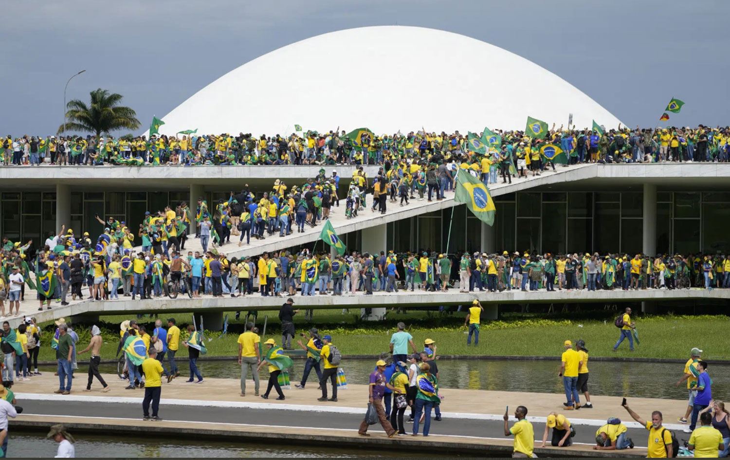 BREZİLYA - Seçimi kaybeden Bolsonaro destekçisi yüzlerce kişi kongreyi bastı