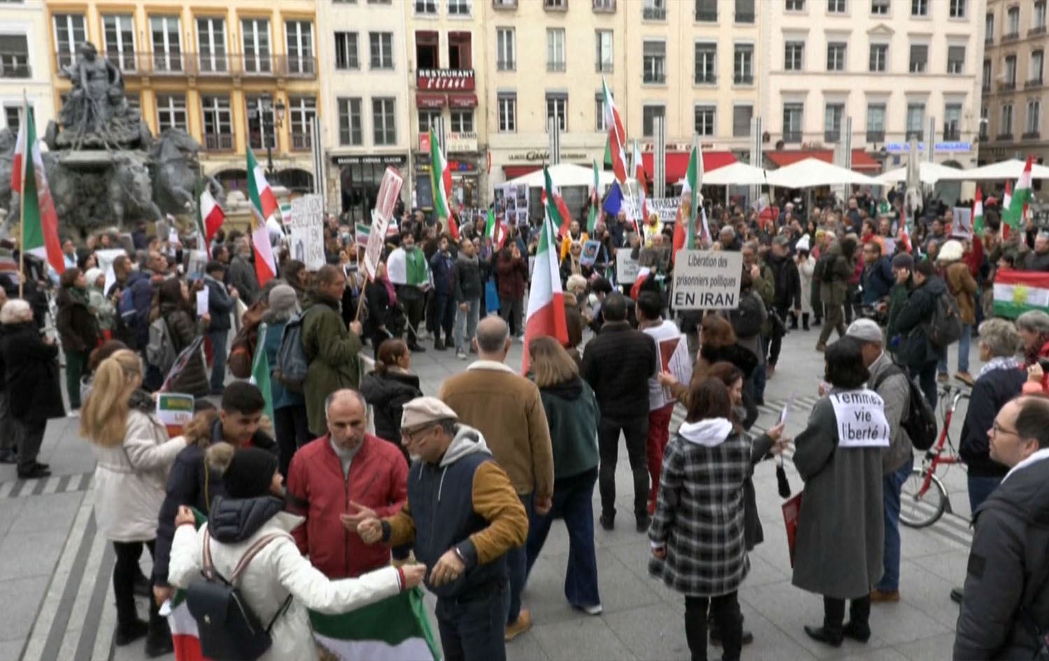 کوردانی رۆژهەڵات و ئێرانییەکانی فەرەنسا خۆپێشاندان دژی دەسەڵاتی ئێران دەکەن