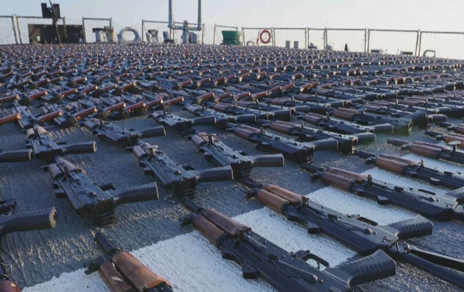 ئەمریکا دەست بەسەر 2100 تفەنگدا دەگرێت کە "لە ئێرانەوە بۆ یەمەن" دەنێردران