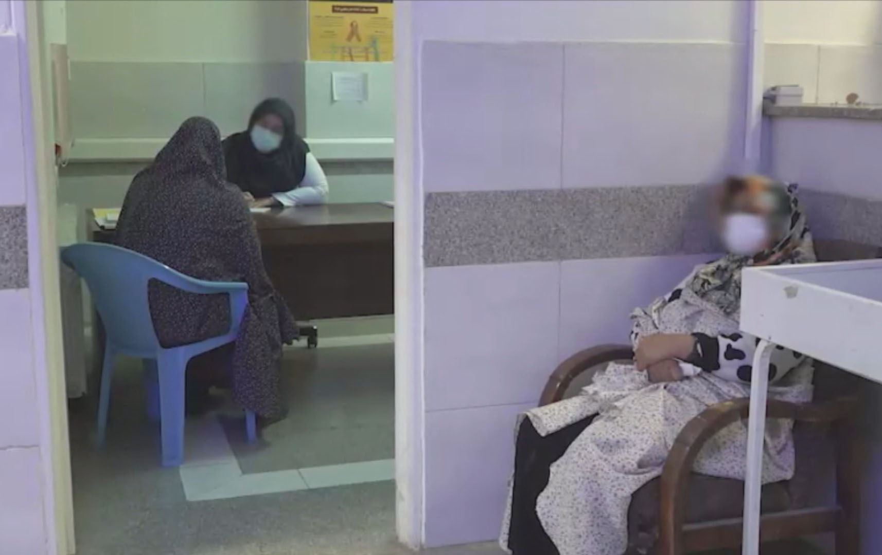 ژمارەیەک ژنی ئێران دوای ئازادبوونیان لە زیندان: دەستدرێژیی سێکسی کراوەتەسەرمان