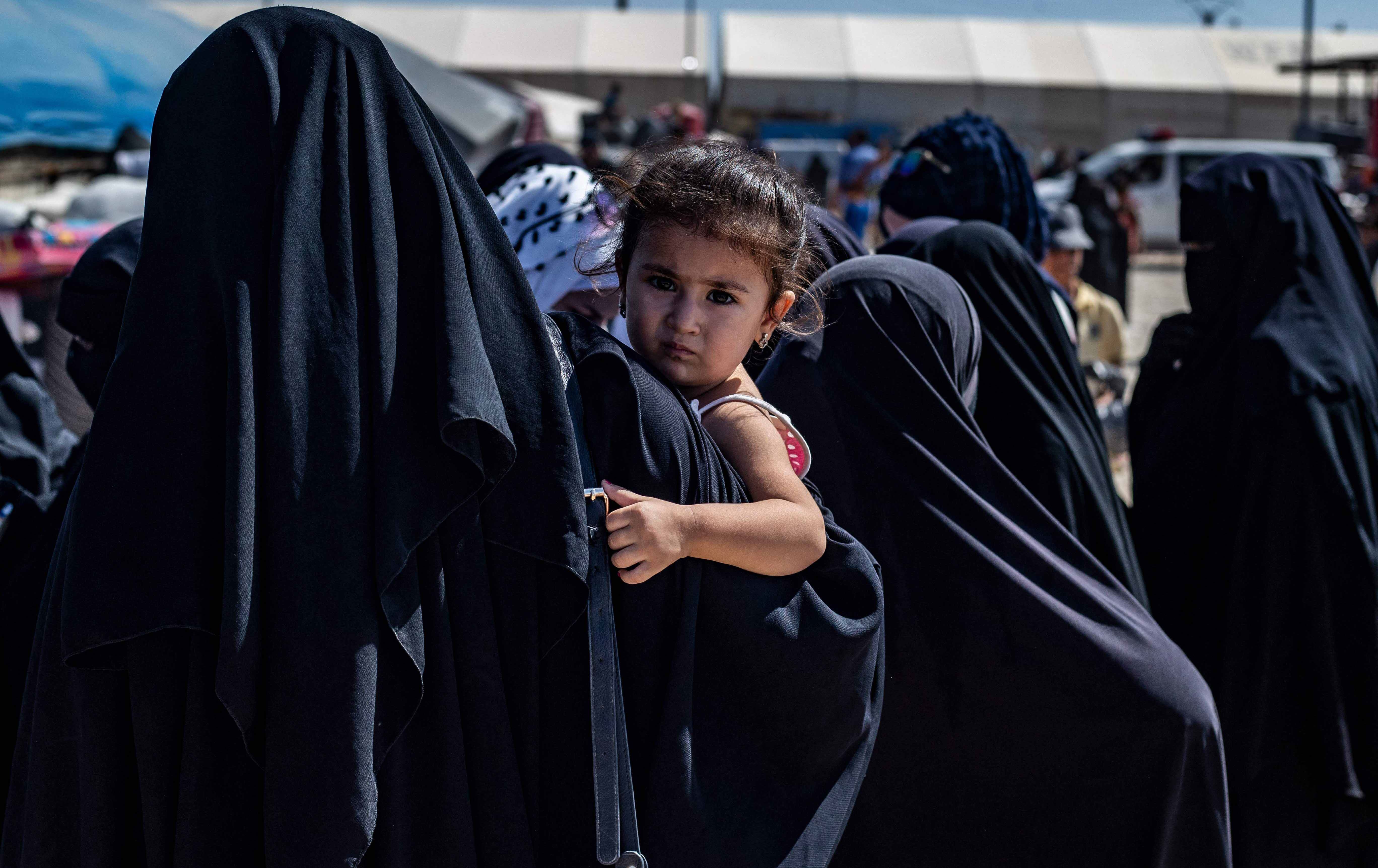 Rojava Özerk Yönetimi 13’ü çocuk 15 kişiyi İspanya’ya iade etti