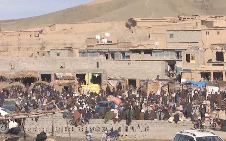 VİDEO - İlçeye ilk kez telefon şebekesi ulaştı, halk tatlı dağıttı