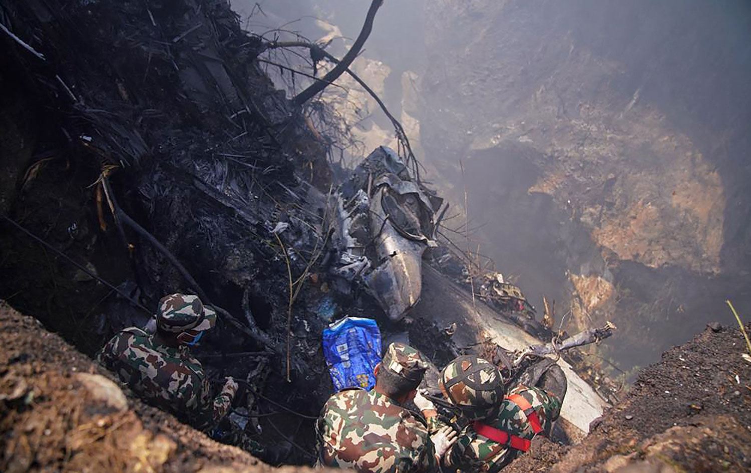 Nepal'de 72 kişiyi taşıyan uçak düştü: 16 ölü