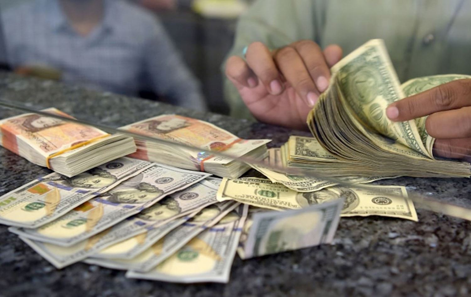 پاکستان بەشی تەنیا سێ هەفتە هاوردەی کاڵا دۆلاری هەیە