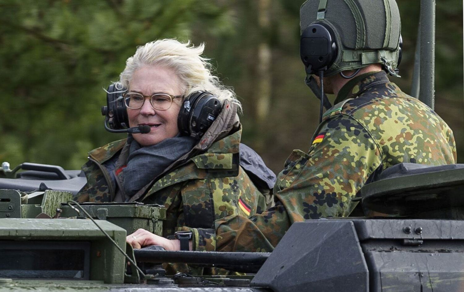 Almanya Savunma Bakanı istifa etti