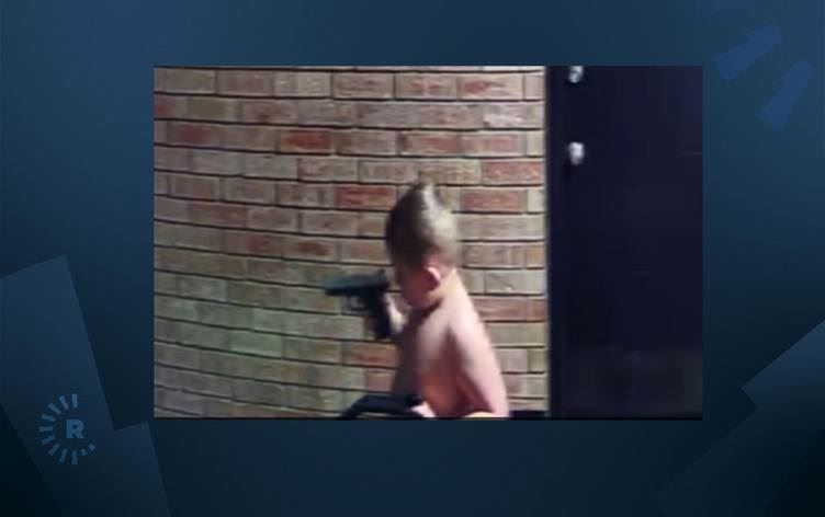 VIDEO - Zarokê ku bi çek digeriya tirsê xist nav cîranan