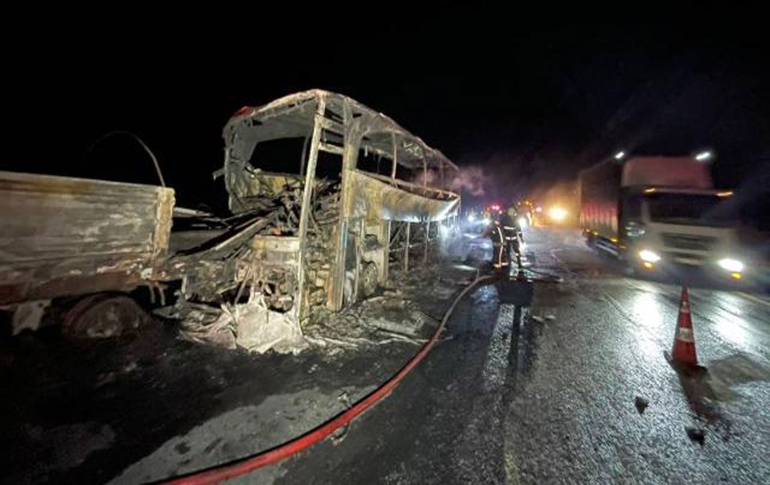 Mersin'de mültecileri taşıyan otobüs ile TIR çarpıştı: 2'si jandarma 3 ölü