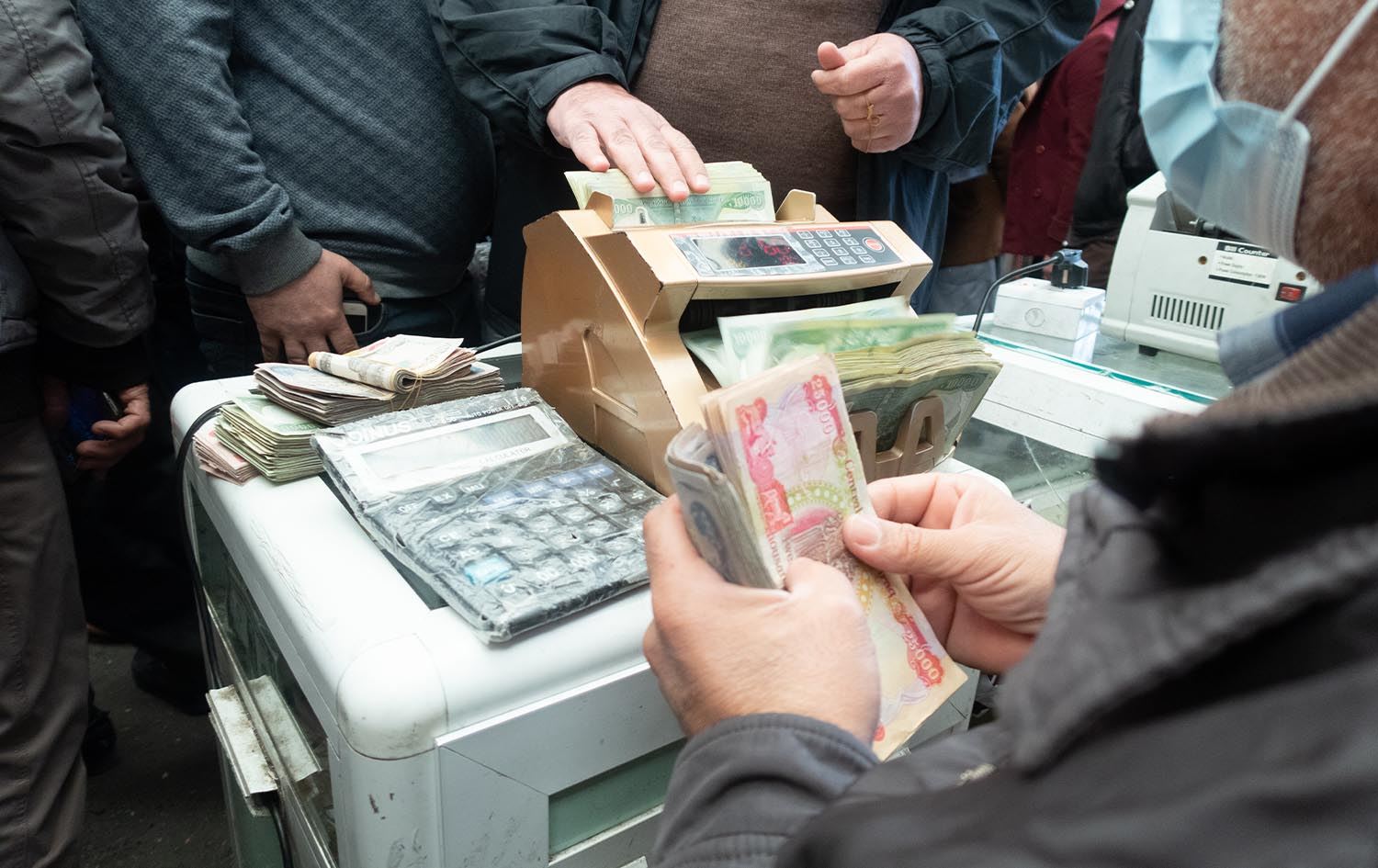 100 دۆلار بە 160 هەزار و 600 دیناری عێراقییە؛ 'بازاڕ ناجێگیرە و هەموو کەسێک شڵەژاوە'