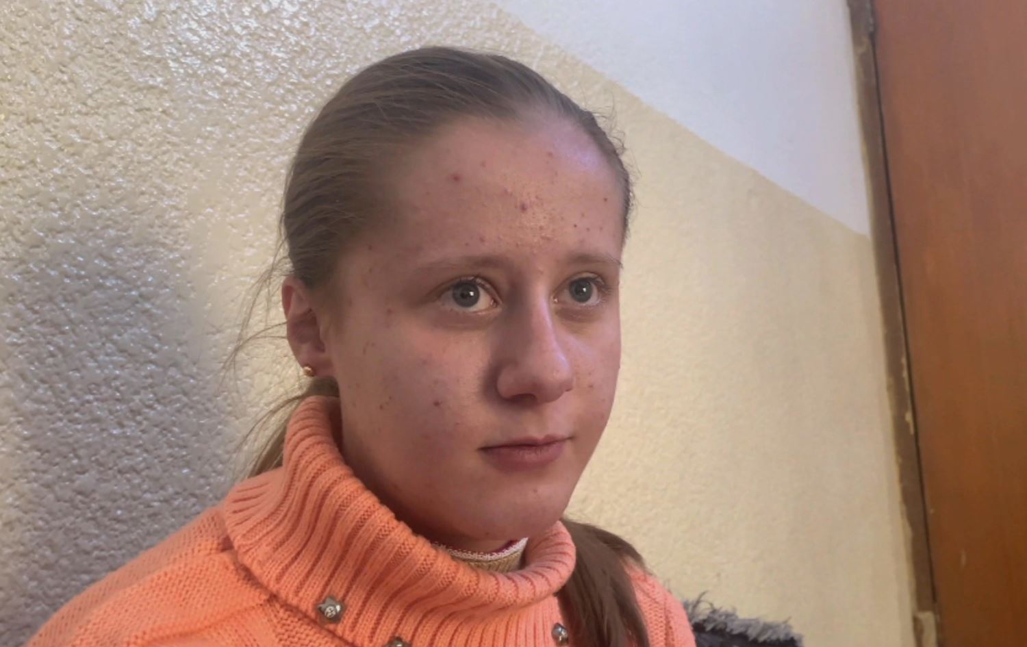 Keçeke nexweş a ji Rojavayê Kurdistanê ji bo bijî li benda vîzeyê ye