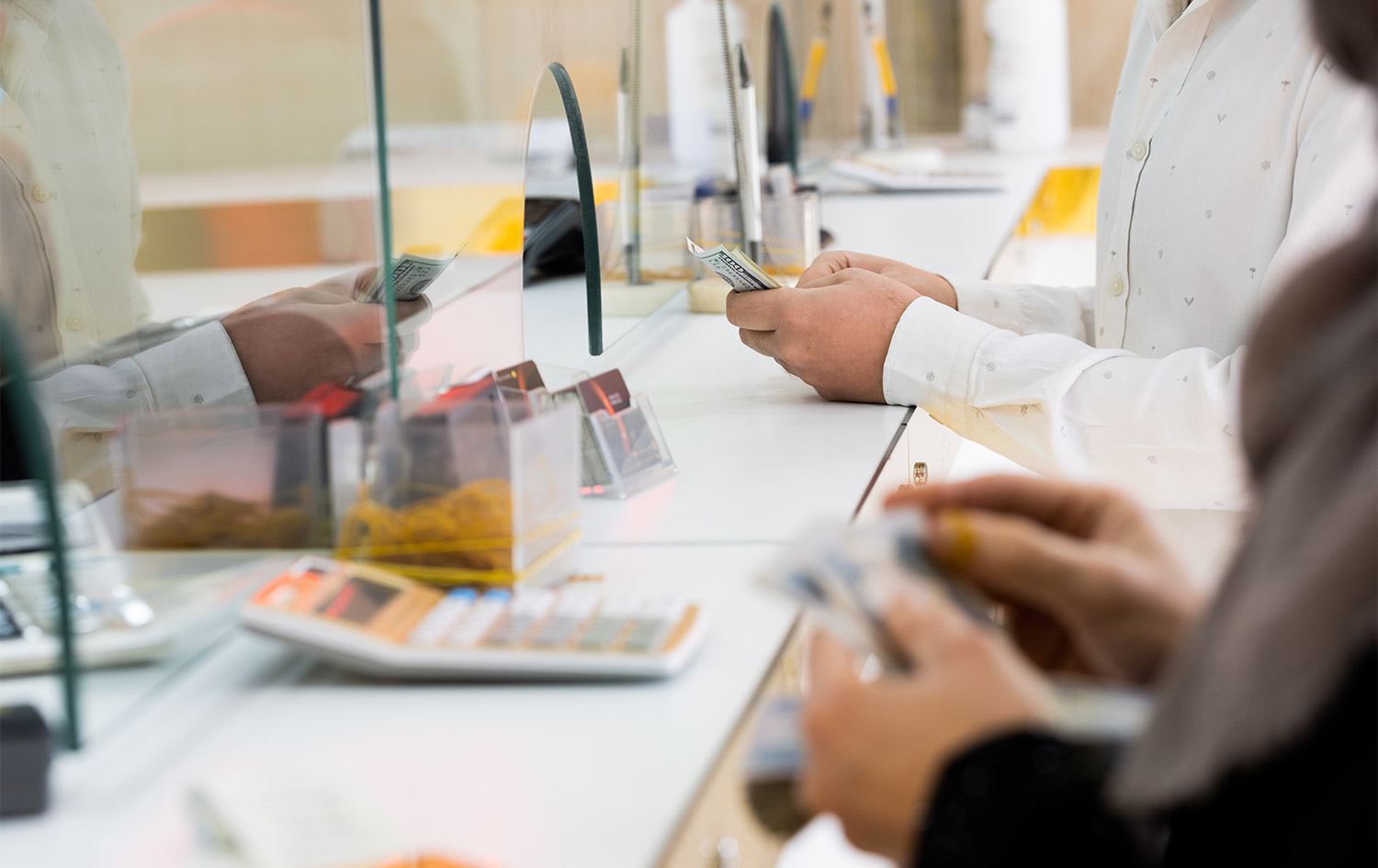 بەهای دۆلار و دینار؛ 100 دۆلار بە 160 هەزار و 700 دینارە