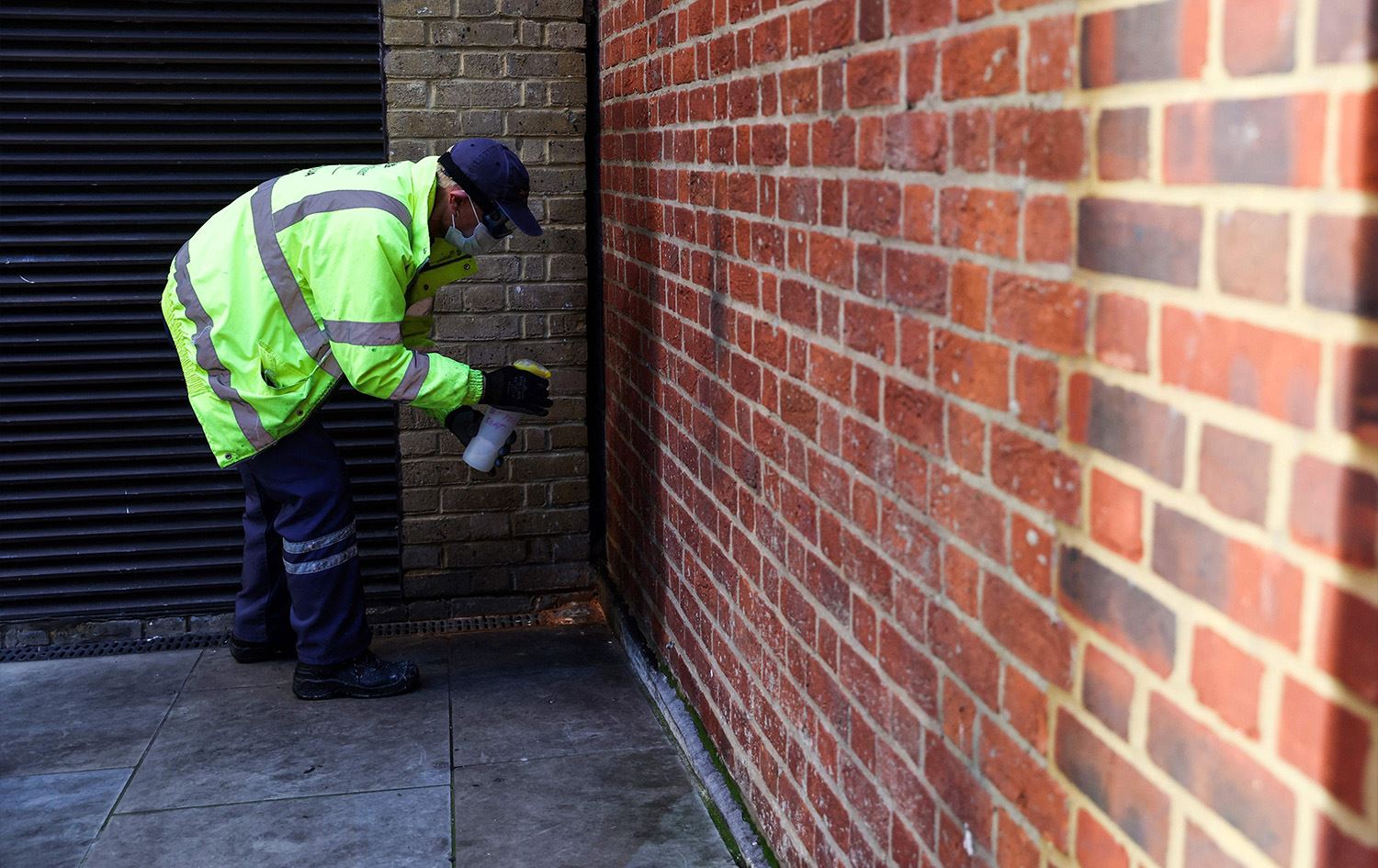 میزکردن لە شوێنە گشتییەکاندا لەندەن ناچار بە بەکارهێنانی بۆیەیێکی تایبەت دەکات