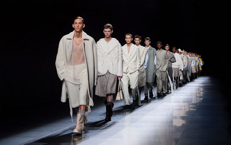 دیۆر نوێترین دیزاینی جلوبەرگی زستانەی پیاوان دەخاتەڕوو