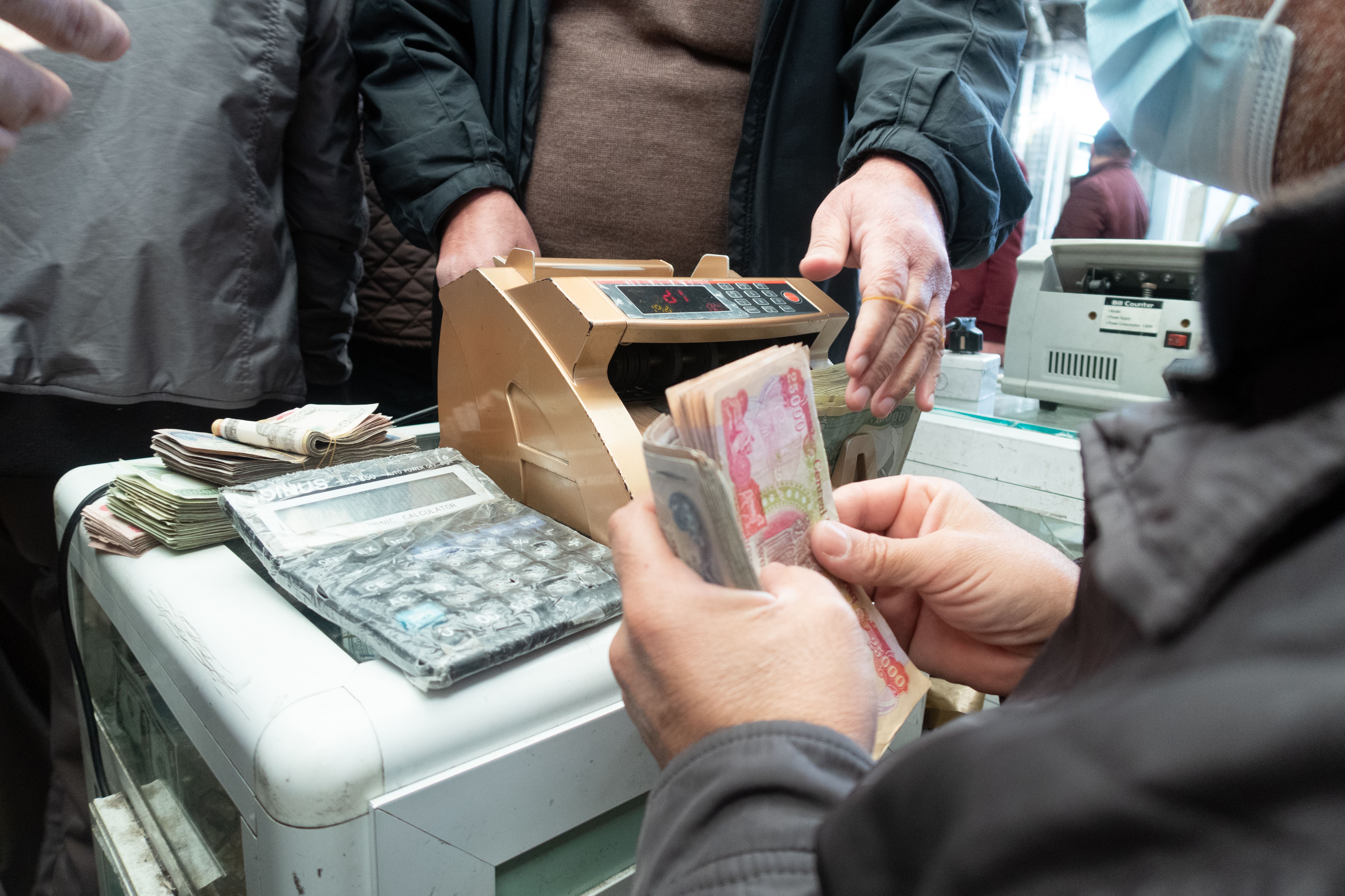 ئەندامێکی ئەنجوومەنی گۆڕینەوەی دراو لە هەولێر: بەهای 100 دۆلار ناگاتە 170 هەزار دینار