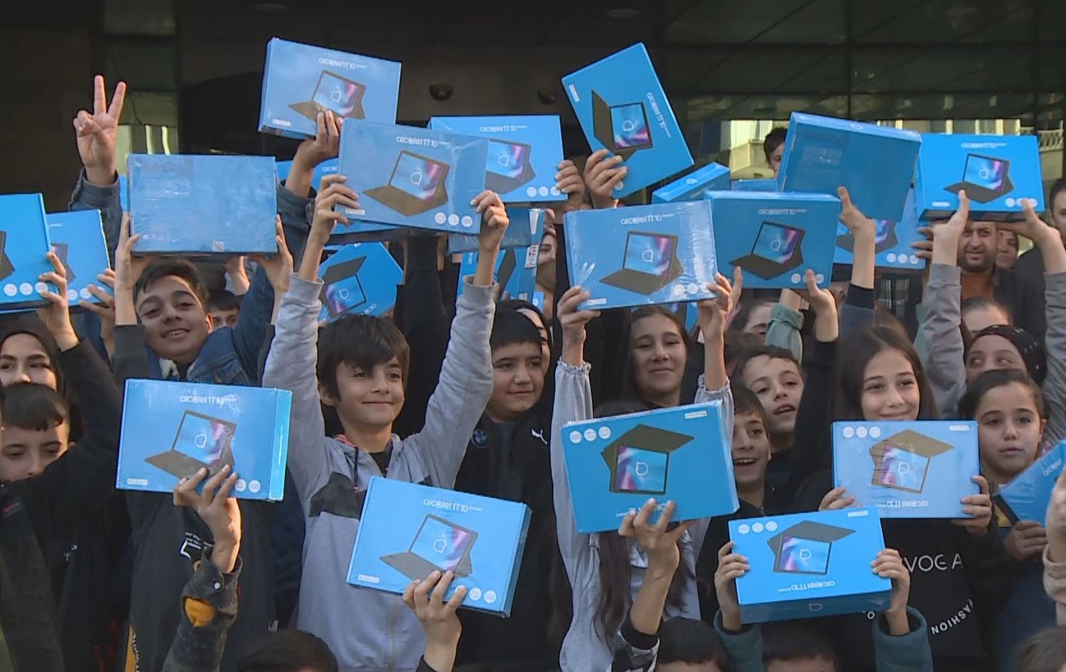 Ji xwendekarên dersa Kurdî hilbijêrin re tablet û pirtûk tên dayîn