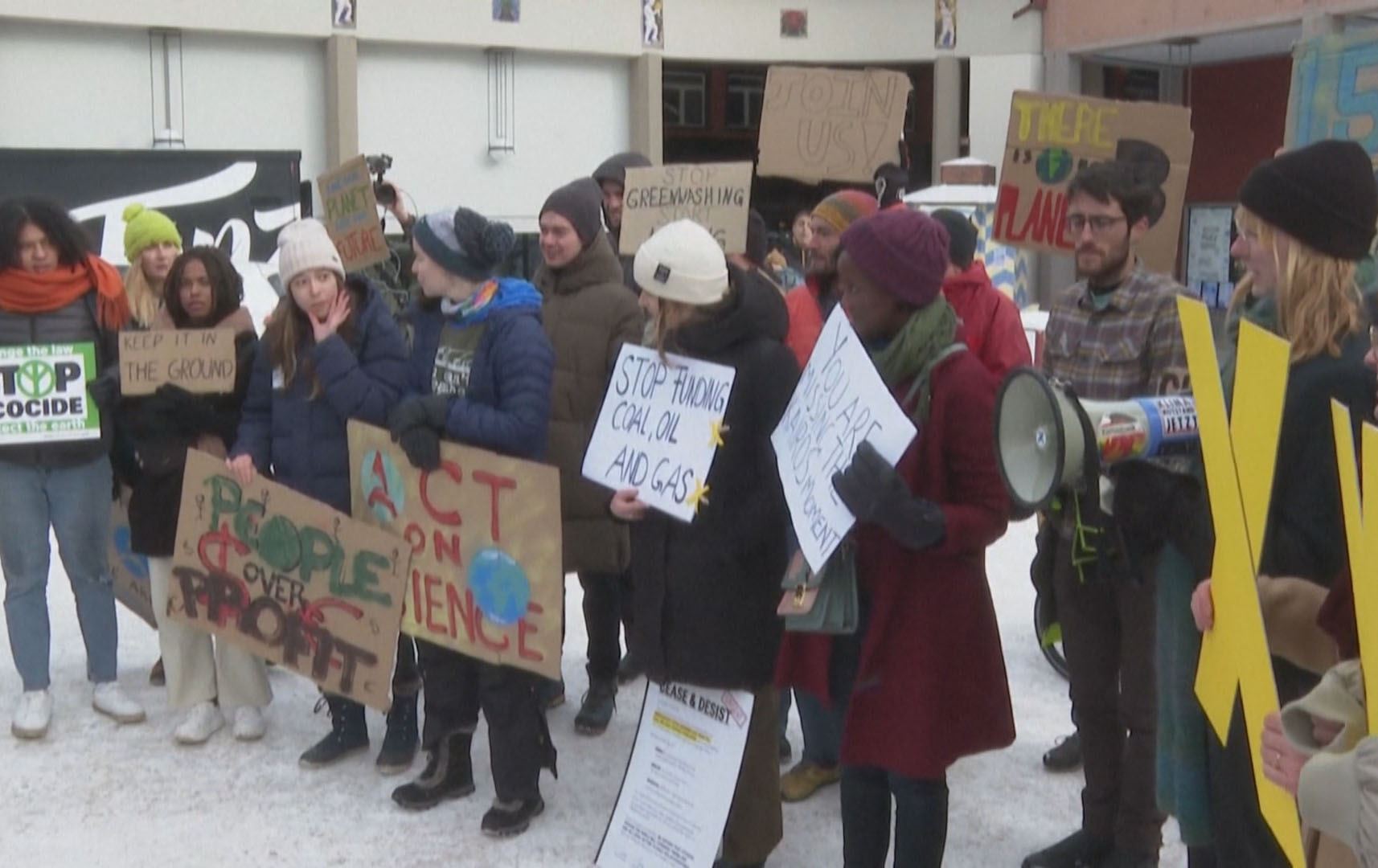 چالاکڤانی ژینگەیی لە داڤۆس گردبوونەوە دەکەن؛ 'قسەکان بکەنە کردار'