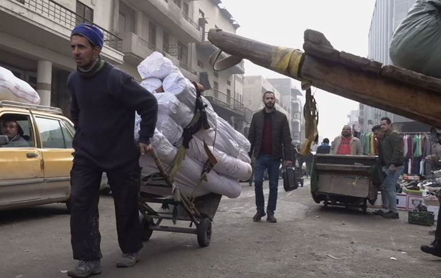 Dinar, Bağdatlı hamalların belini büküyor