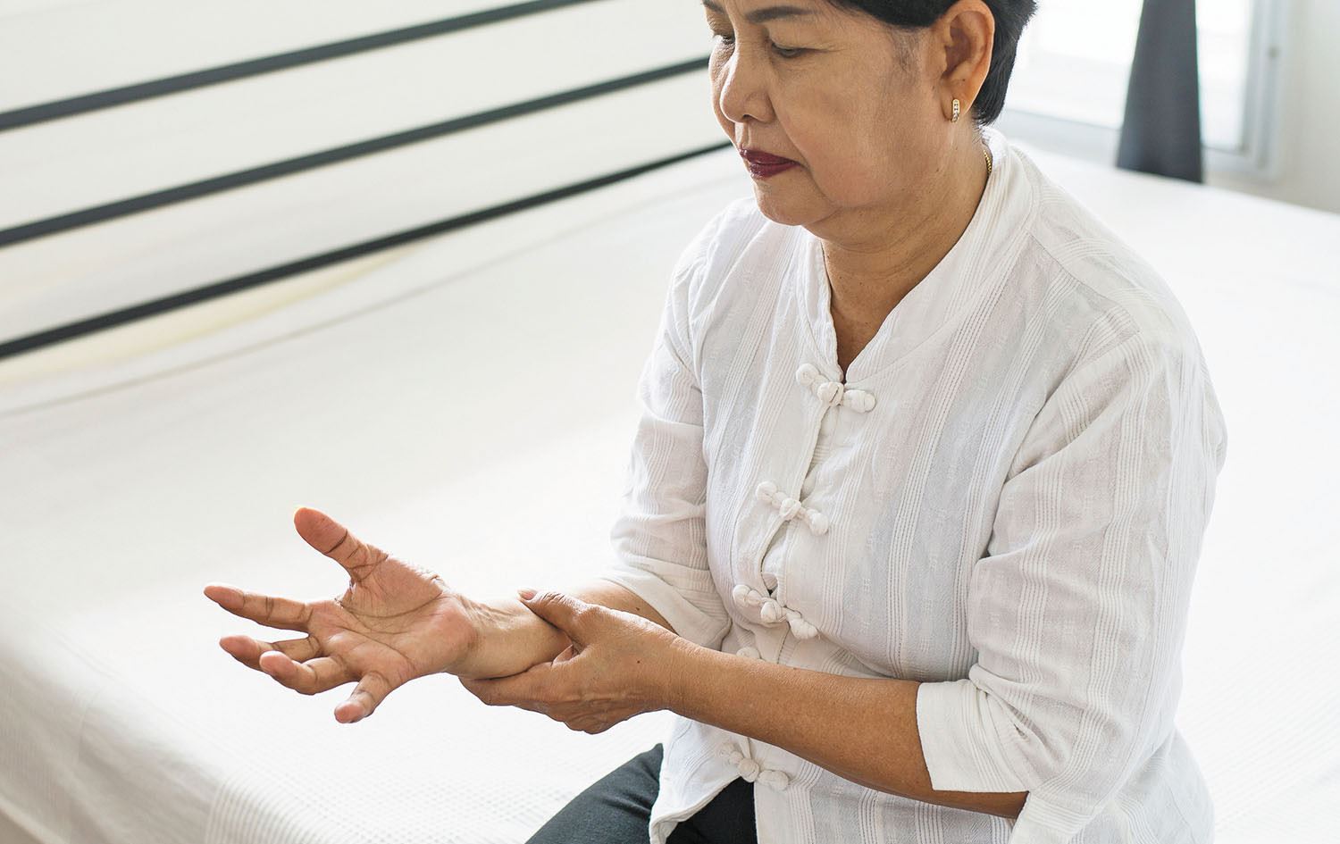 پسپۆڕێکی مێشک و دەمار: ناڕێکیی دەروونی هۆکارێکە بۆ لەرزینی دەست و قاچ