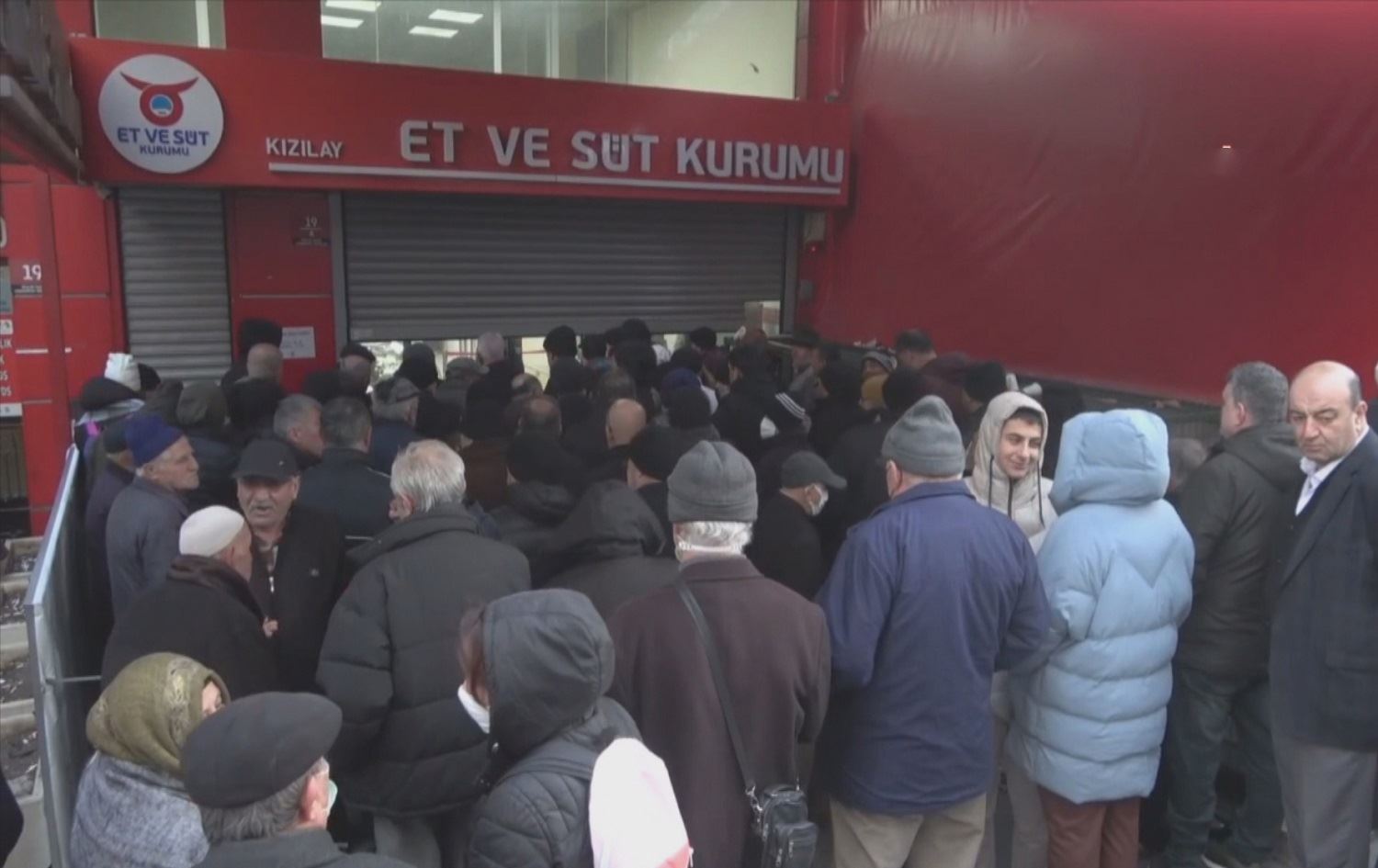 Li Tirkiyê welatî ji bo kîloyek goştê erzan bi demjimêran dikevin dorê