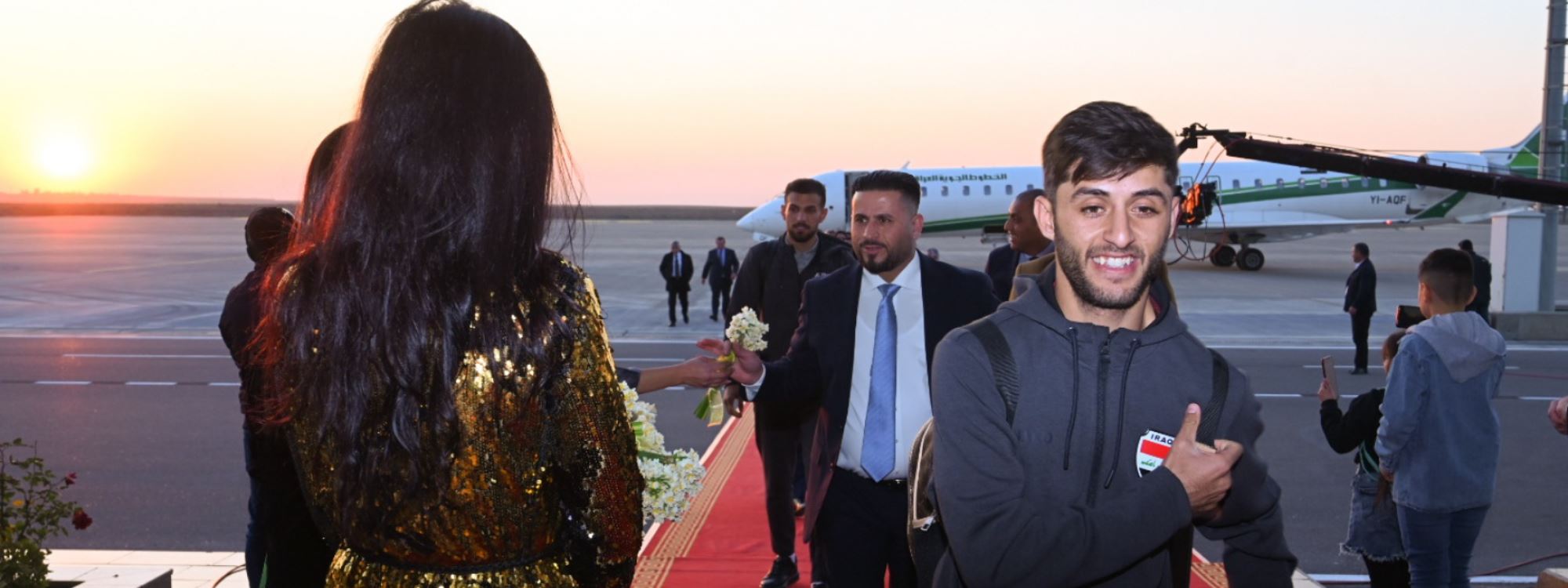 FOTO - Irak Milli Takımı Erbil’de nergislerle karşılandı