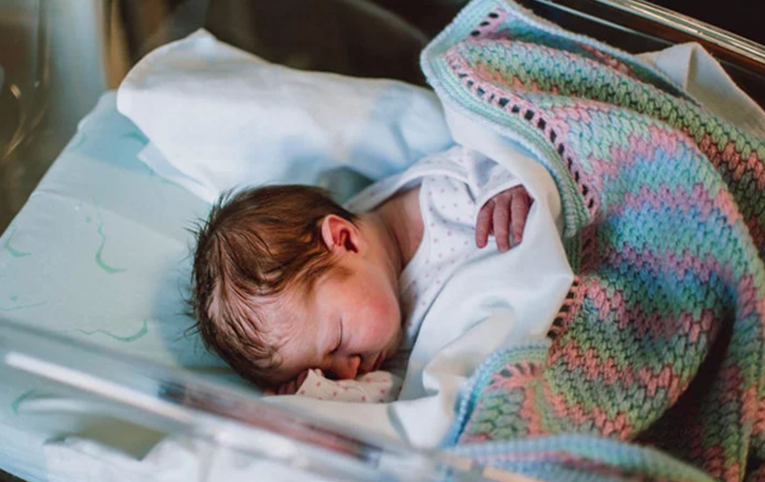 پسپۆڕێکی خەوی منداڵان: ناڕێکیی خەو و خۆراکی کۆرپە تاوەکو تەمەنی چوار مانگی ئاساییە