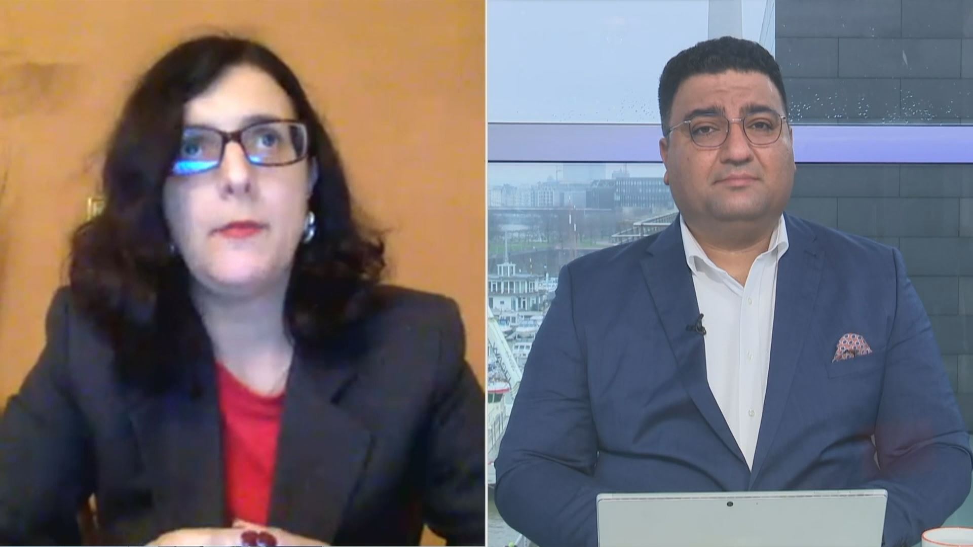 خانمێک لە رێگەی شانۆوە خەڵک فێری زمان دەکات