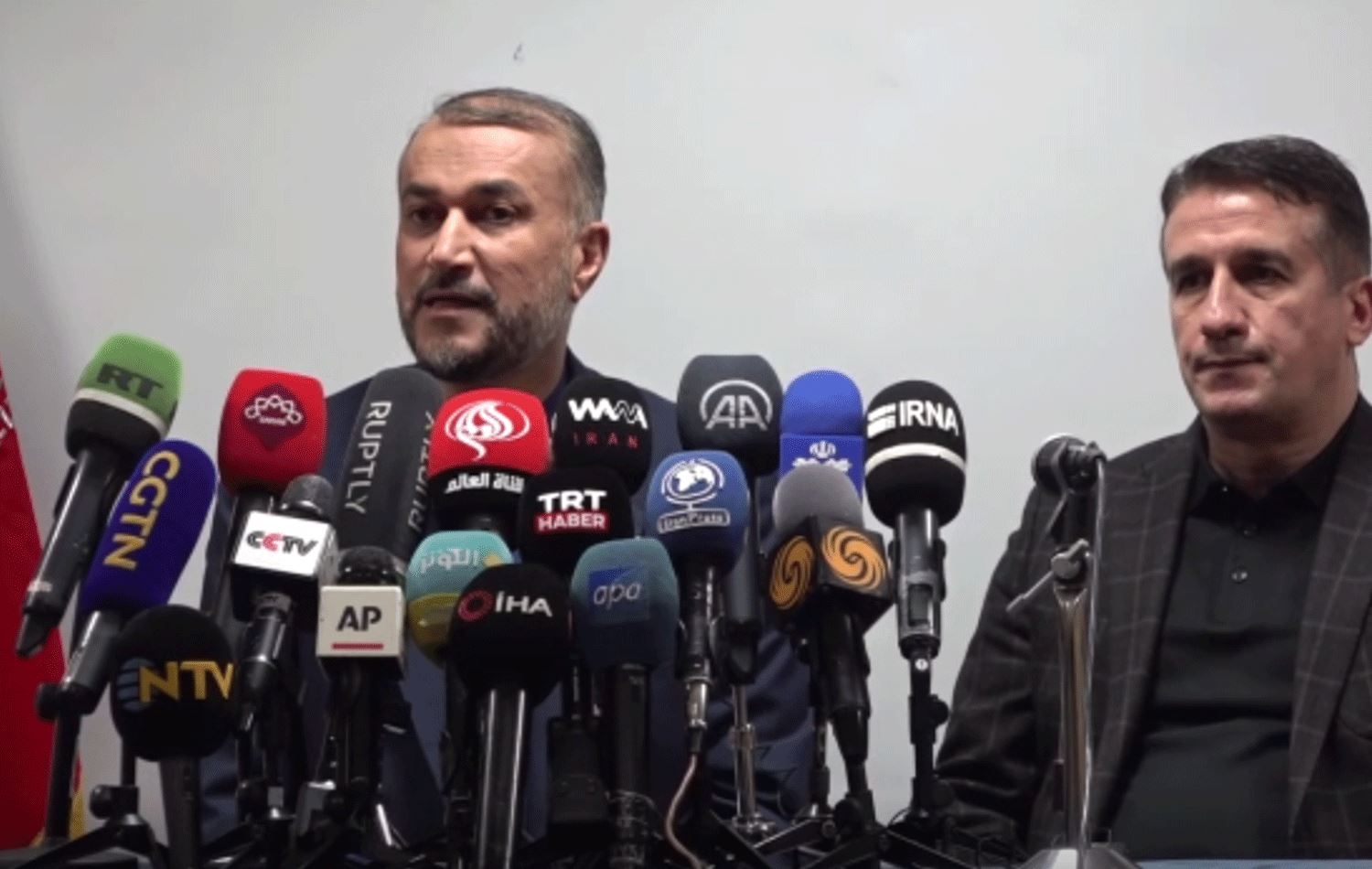 İran Dışişleri Bakanı, yaralanan büyükelçilk çalışanlarını ziyaret etti