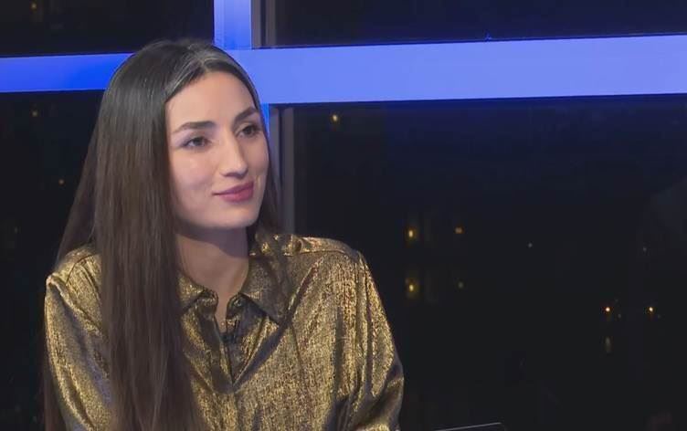 Hunermenda Kurd ji Almanyayê alîkariya jinên Efrînê dike