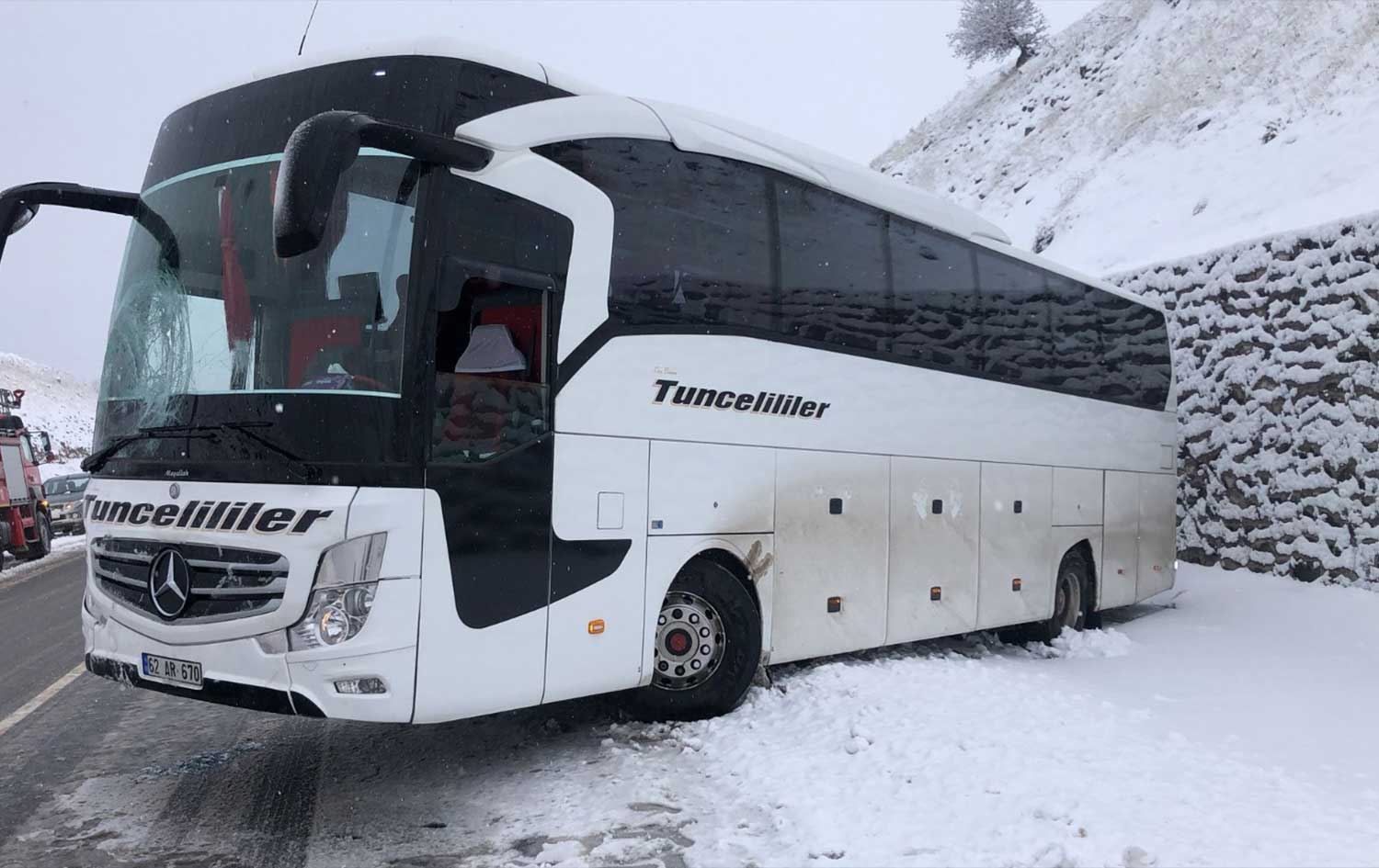 Otobüs buzlanma nedeniyle yoldan çıktı