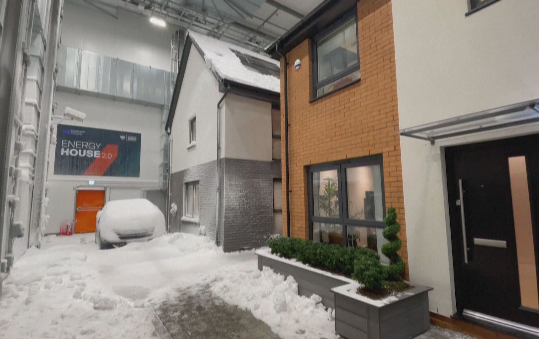 لە تاقیگەیەکی بەریتانیادا تاقیکردنەوە لەسەر گەرمکردنەوە و ساردکردنەوەی خانوو بە کەمترین وزە دەکرێت