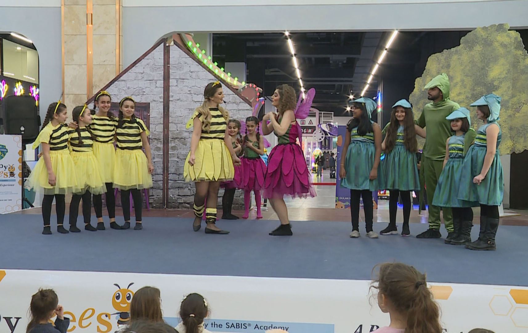 لە هەولێر گرووپی "هەنگە دڵخۆشەکان" یەکەم نمایشی شانۆ و سەمایان پێشکێشکرد