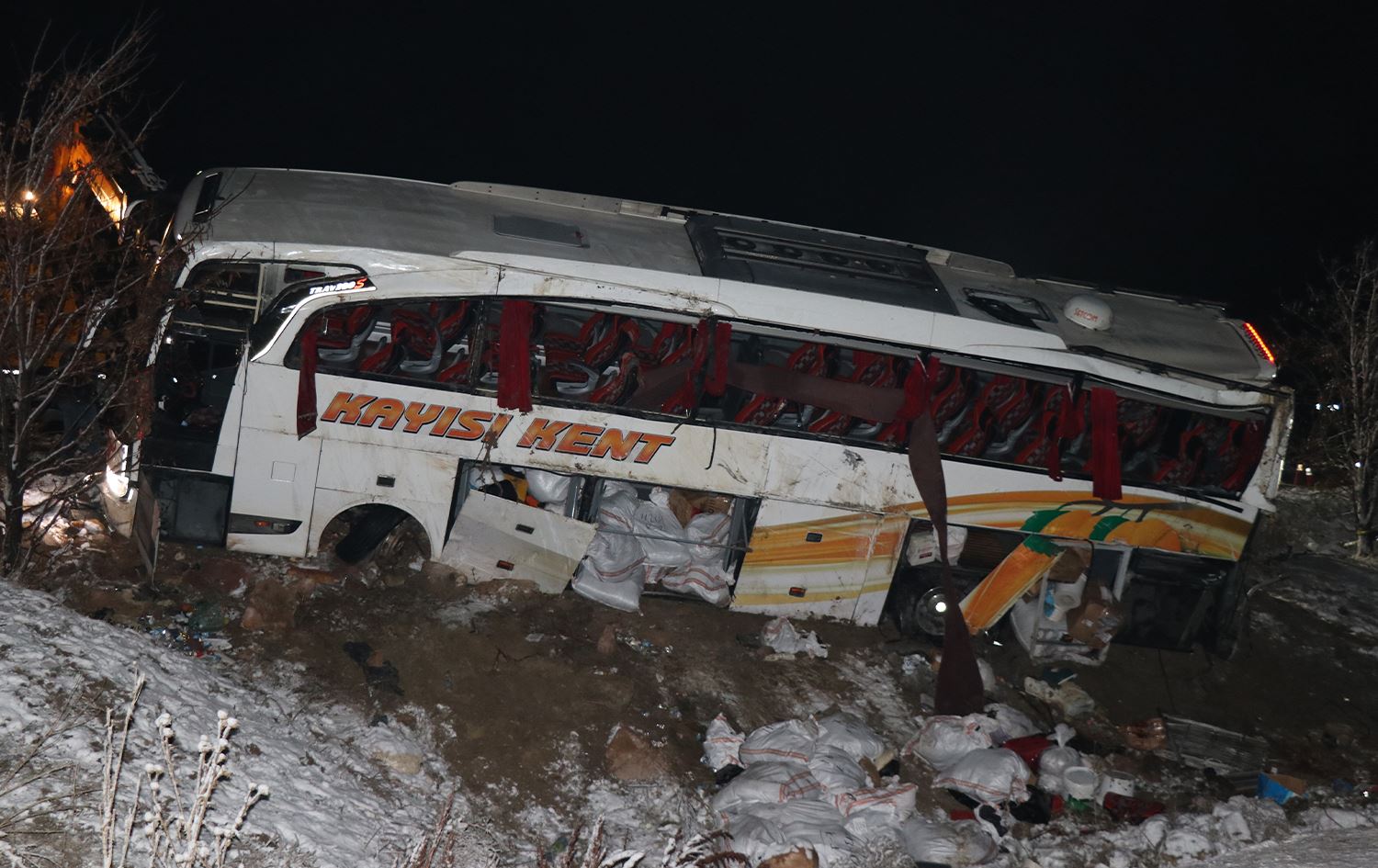 Otobusa rêwiyan wergeriya: 4 mirî, 24 birîndar