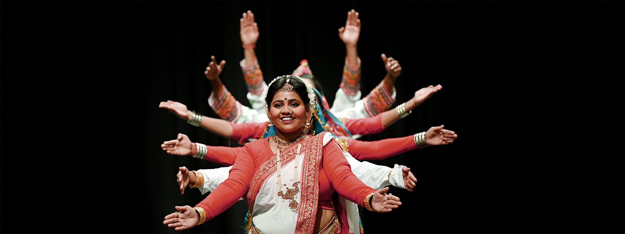 FOTO – Ünlü Hintli dans grubu Erbil'de performans sergiledi