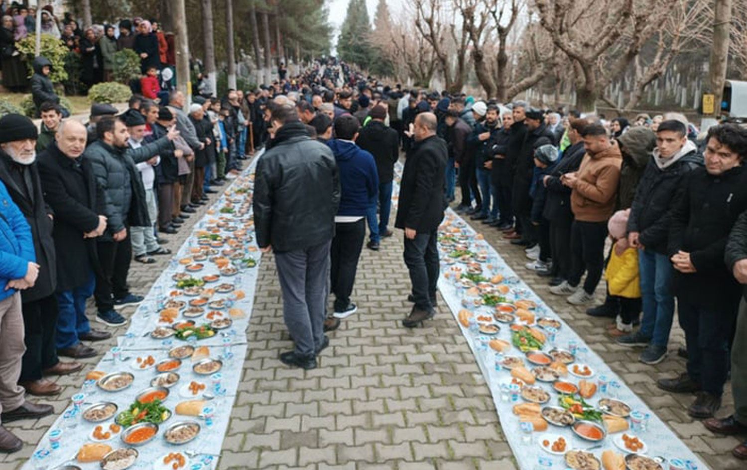 Batman’da aşiret lideri için 2 bin metrelik yer sofrası kuruldu