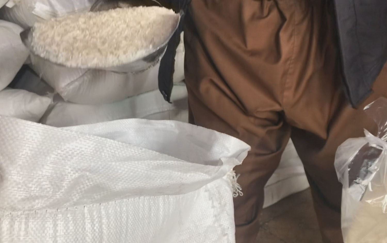 لە گوندێکی بەردەڕەش، سێ مانگە برنجی کەڕووگرتوو دابەش دەکرێت